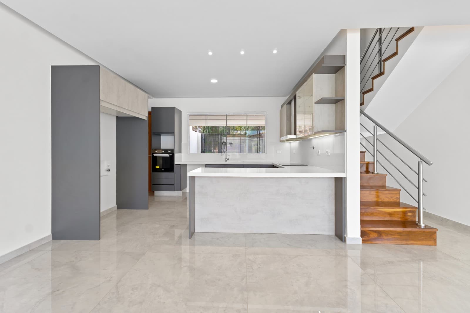 En Venta Casa de 5 dormitorios en suite, a estrenar - En Mburucuya