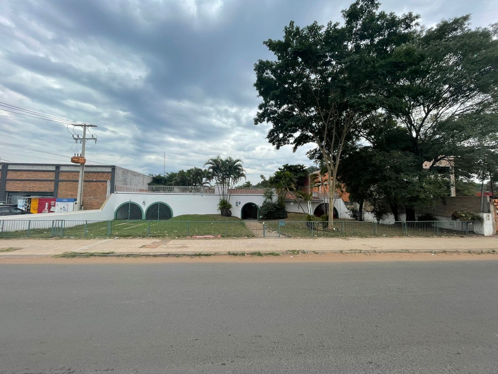 Vendo propiedad sobre avda peron 40x30 m superficie:1200 m2