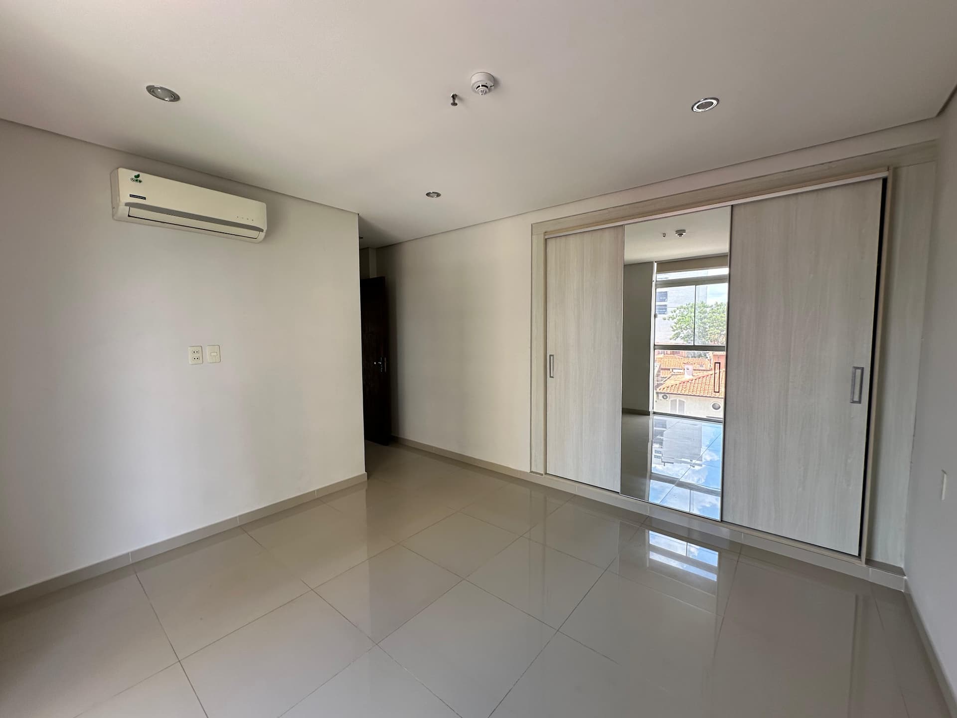amplio departamento de 3 habitaciones en Ykua Sati, foto 4