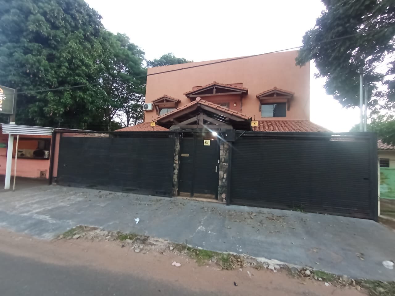 Alquilo casa en lambare con 4 habitaciones en suite