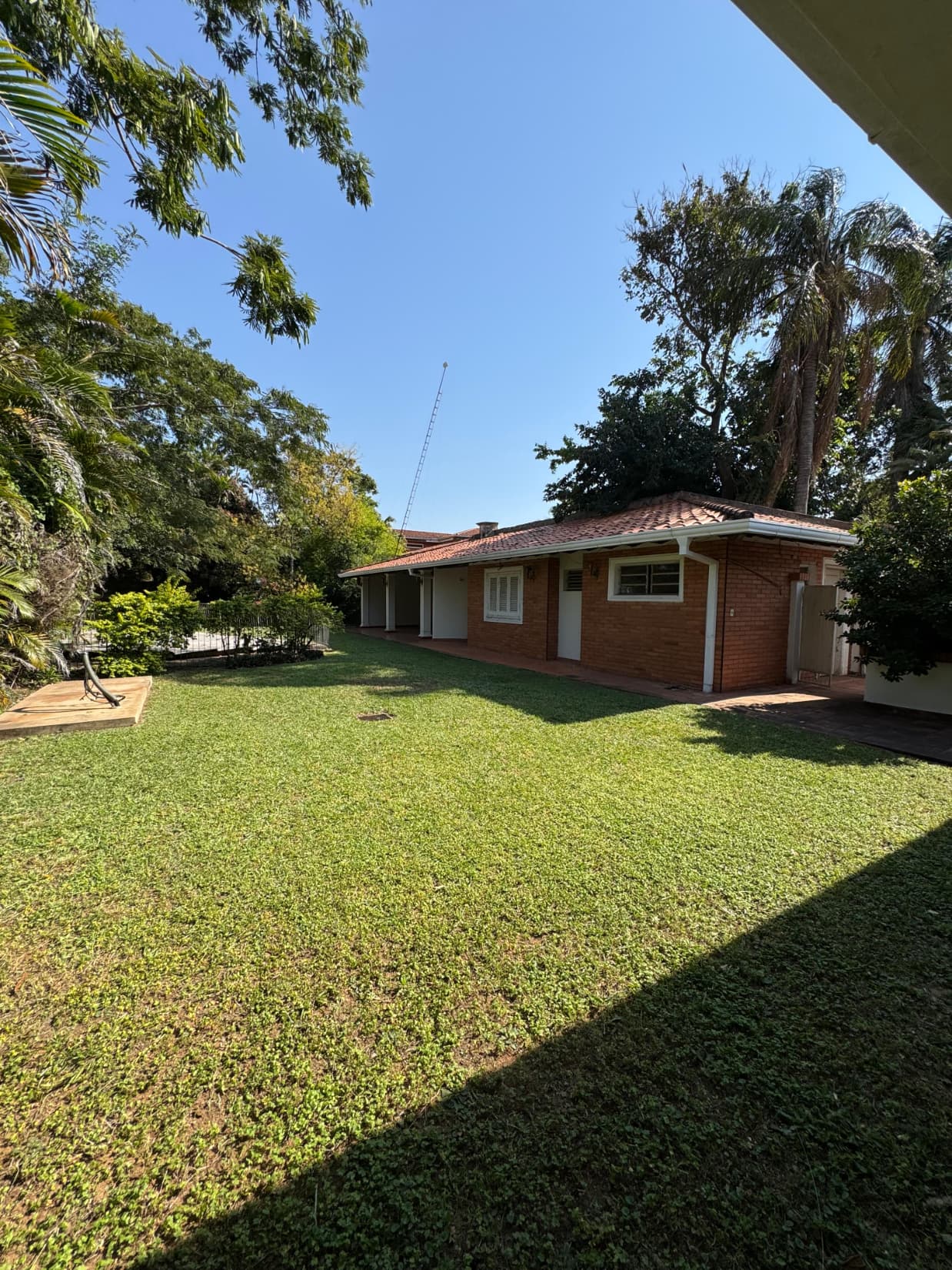 VENDO amplia propiedad en Villa Morra, Asunción