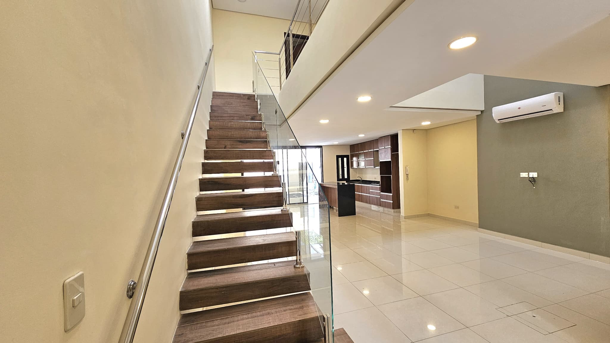 En Venta elegante y sofisticado dúplex Zona Conmebol en la ciudad de Luque, foto 5