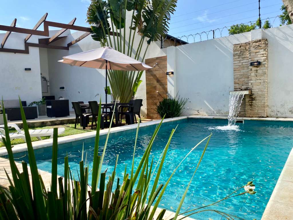 Alquilo casa semi amoblada con piscina en Luque!!