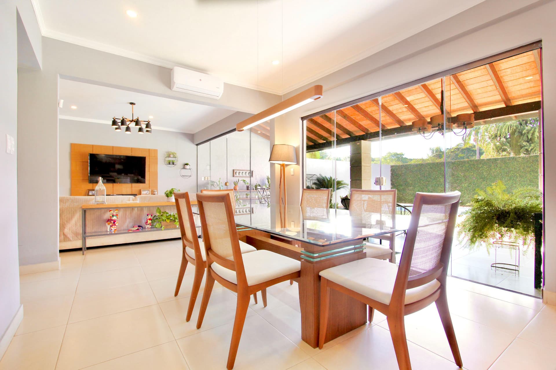 Alquilo amplia residencia con fino amoblamiento