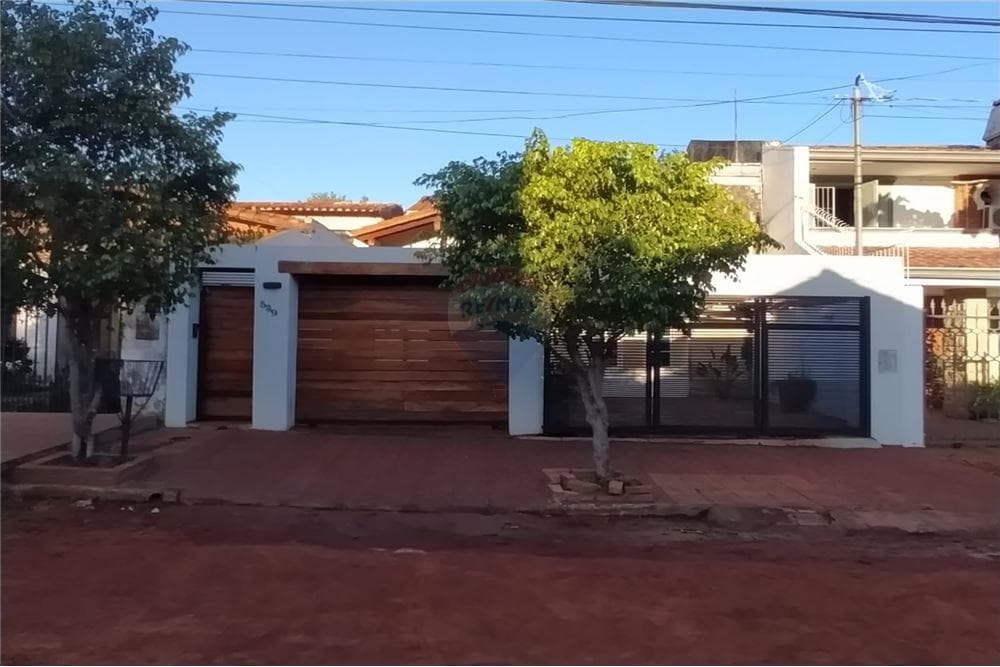 Hermosa casa de calle a calle con tinglado