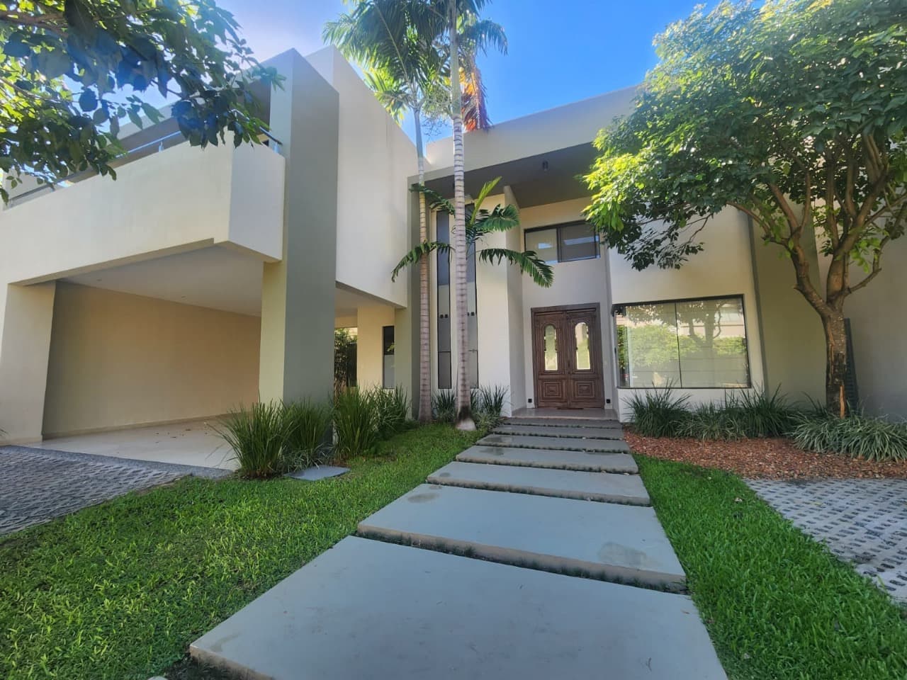 Hermosa residencia en condominio — foto principal