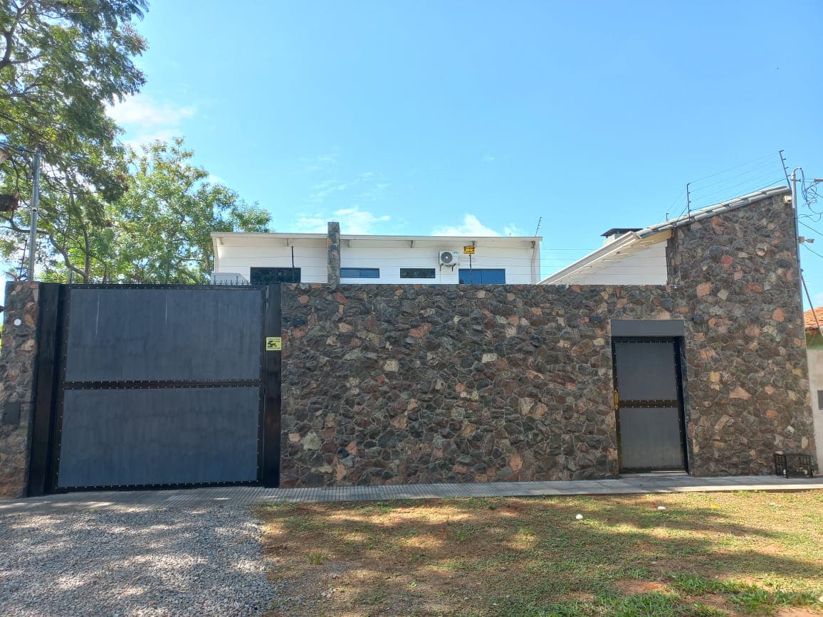 Alquilo casa a estrenar con piscina en Luque