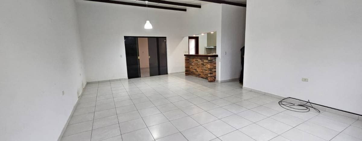 Amplio Departamento en Barrio Mbachio Zona Yacht con Patio y Piscina