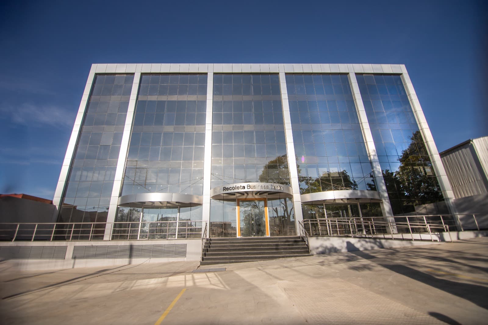 Oficina corporativa de 206 y 214 m² en alquiler – Villa Morra, foto 1