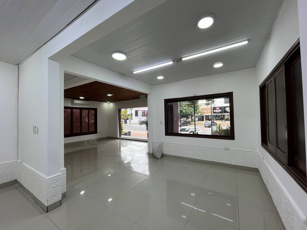 Casa para oficina con estacionamiento propio sobre importante avenida, foto 2