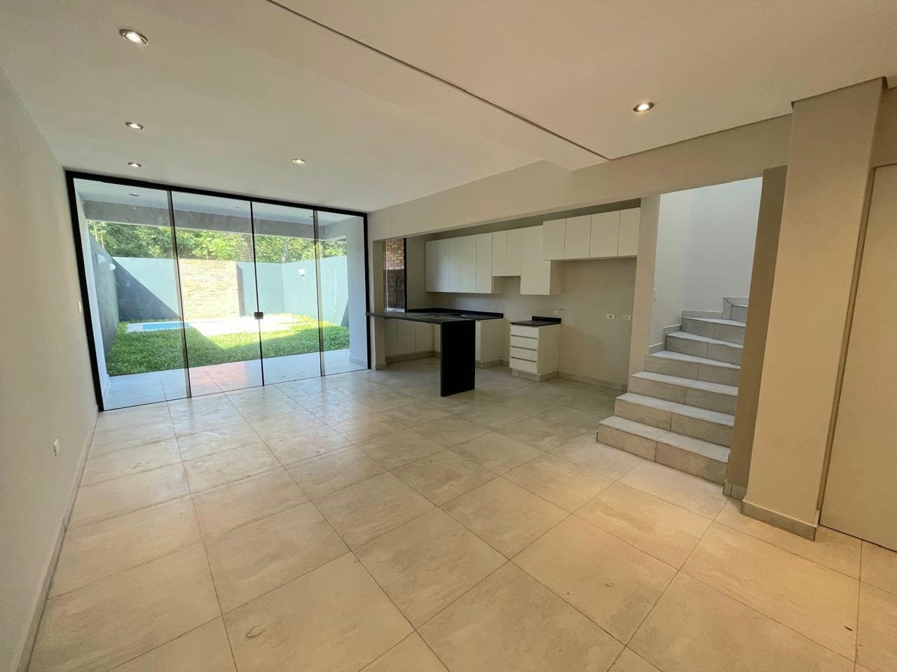 Alquilo Duplex con Piscina a Estrenar. Luque. COD 059