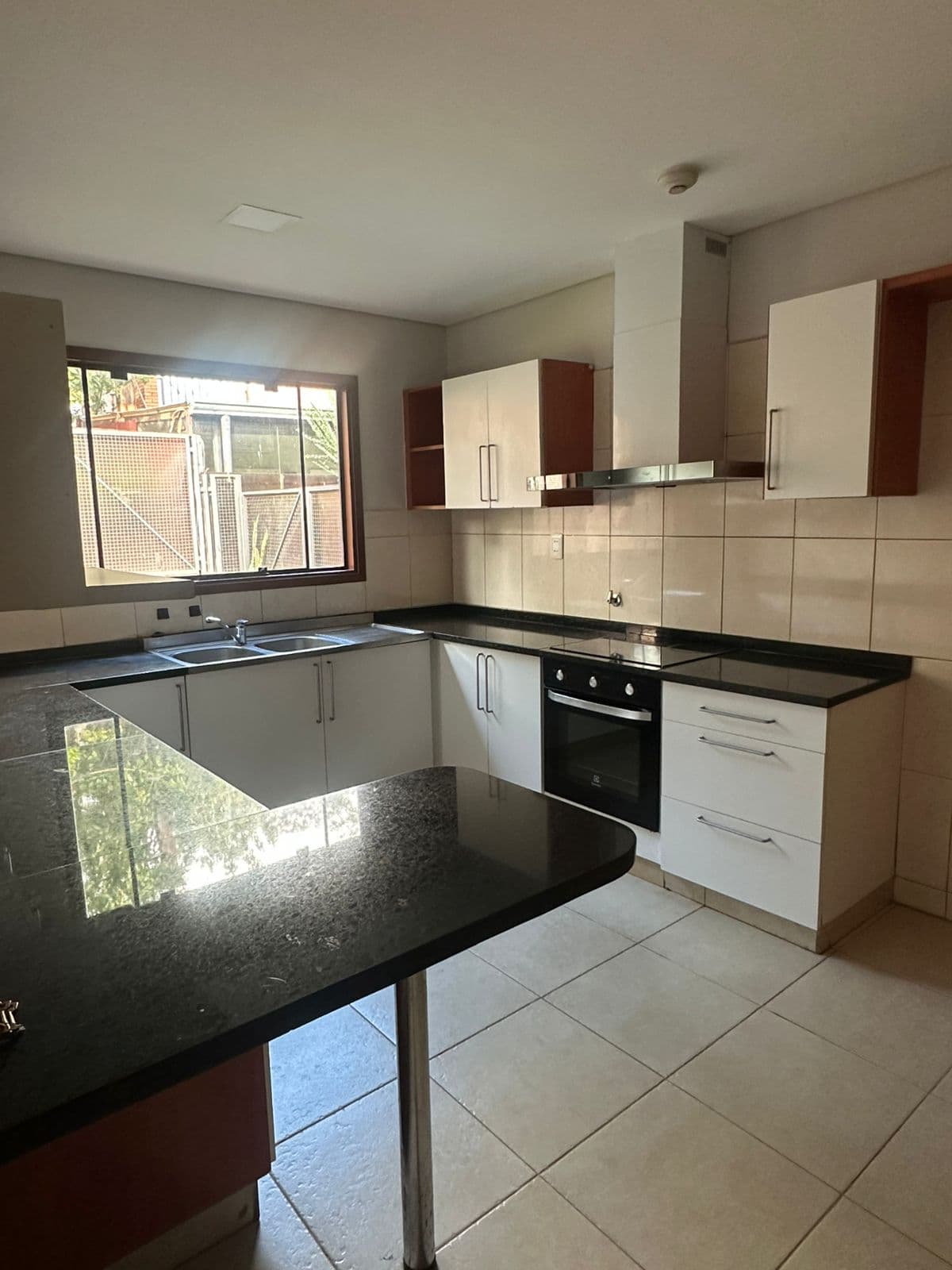 Casa De 5 Dormitorios En Condominio En Barrio Mcal. Estigarribia, foto 2