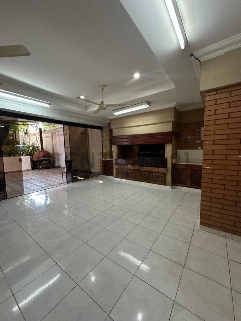 Alquilo casa de 4 habitaciones en suite zona colegio cristo rey
