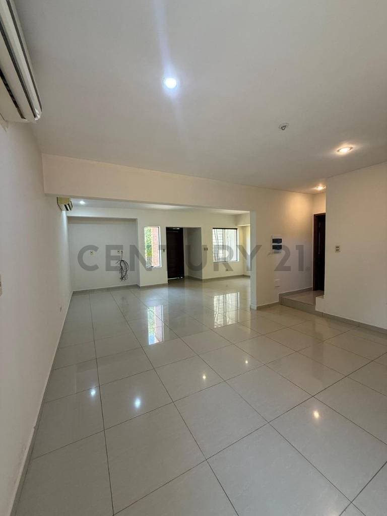 Casa en Alquiler para vivienda u oficina – Barrio Mburicaó, Asunción, foto 4