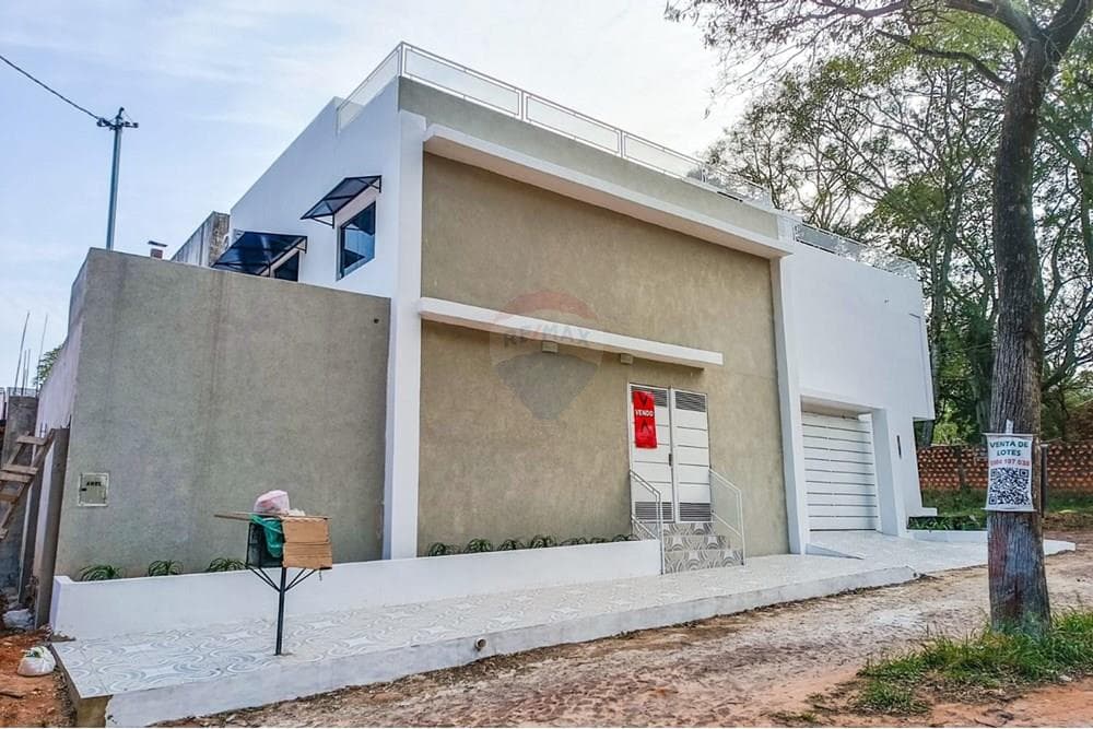 "Triplex Moderno en Lambaré: Elegancia y Comodidad