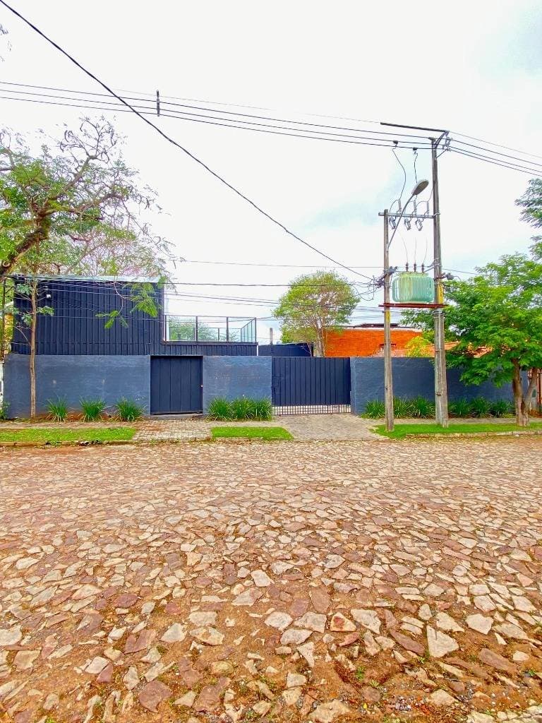 En alquiler de Show Room Con Oficinas y Tinglado o Deposito en Bo. Los Laureles, foto 4