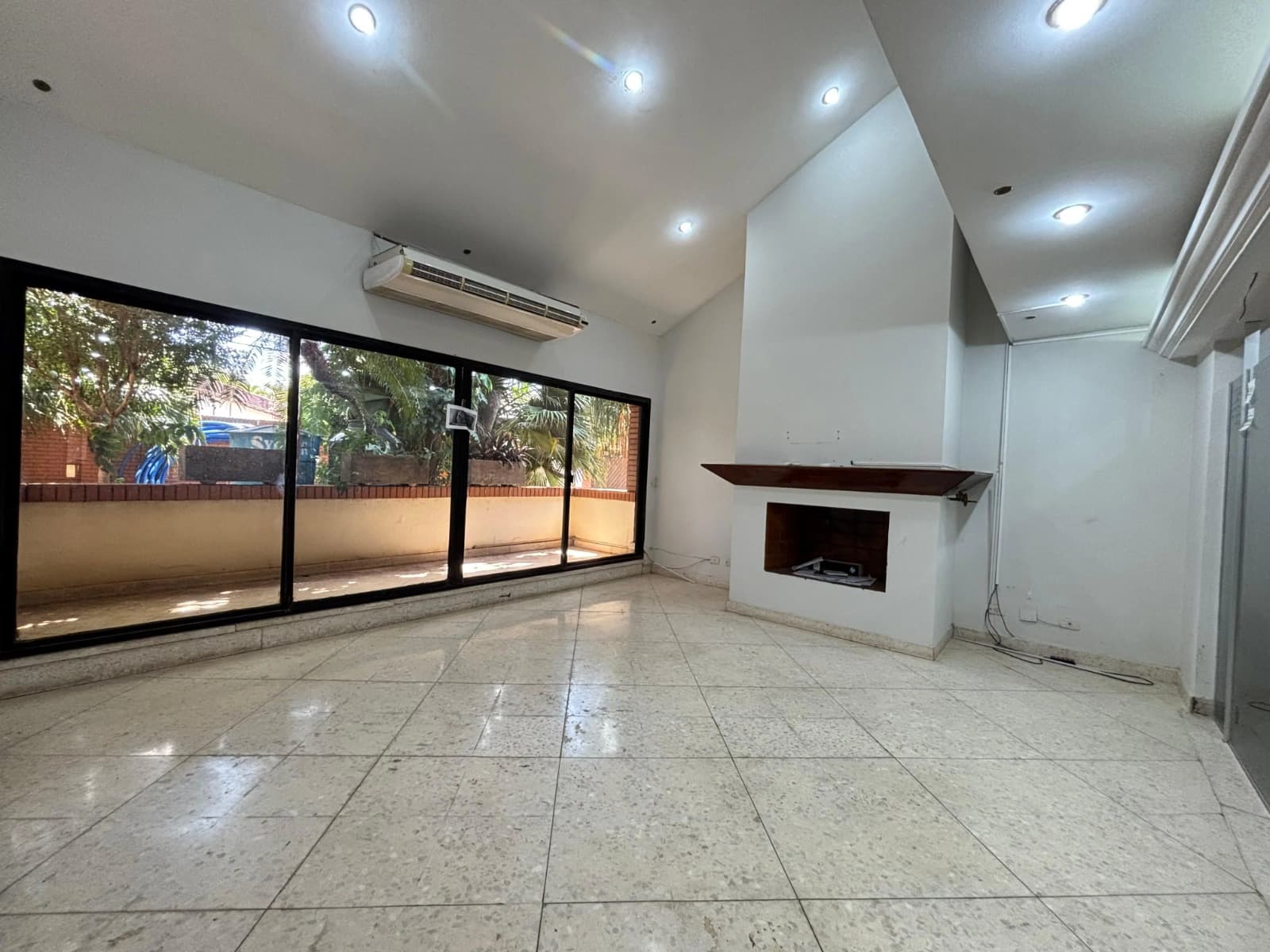 Residencia Exclusiva De Gran Dimensión En Barrio Mcal. Estigarribia, foto 3