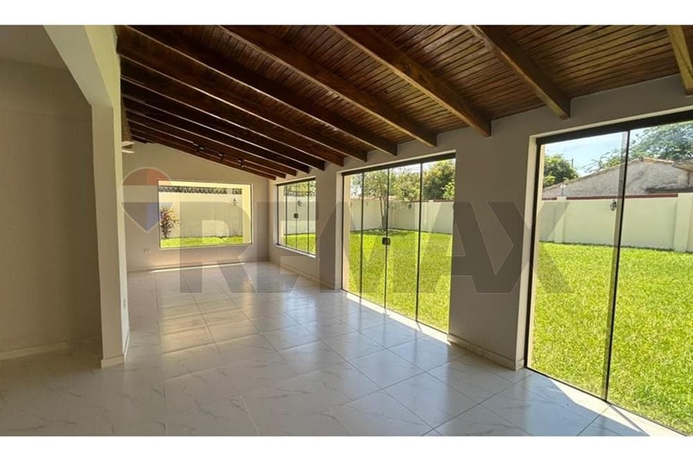 Residencia en esquina en Luque