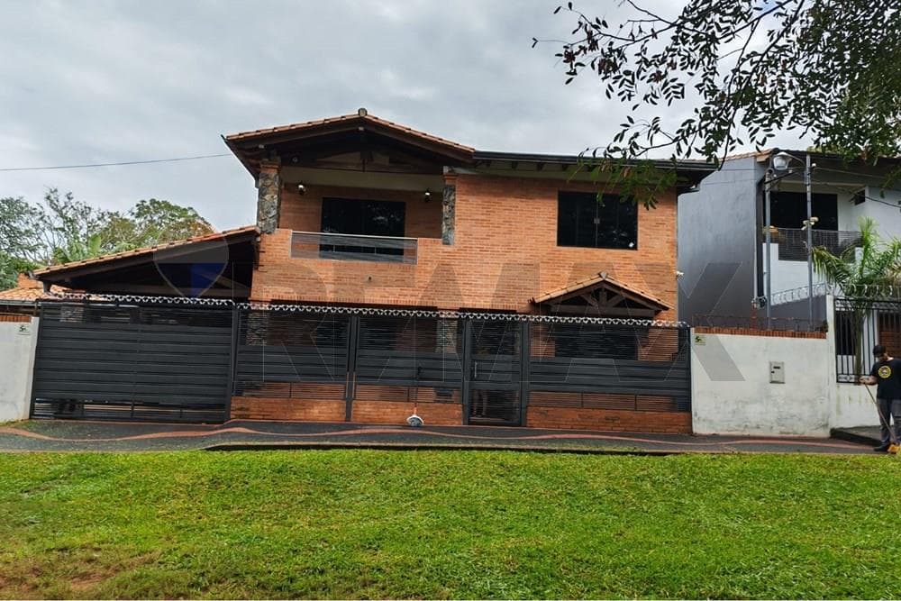 Alquilo hermosa casa con piscina en Villa Elisa