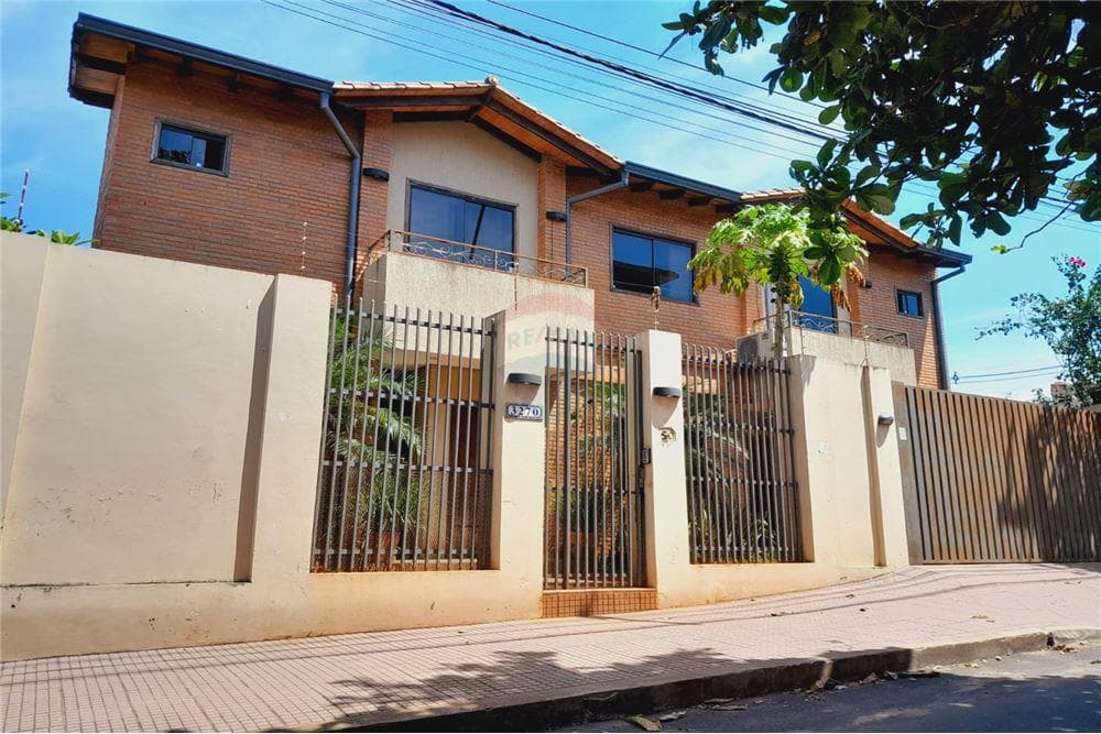 Vendo casa c/ piscina en Asunción barrio l. Petit!
