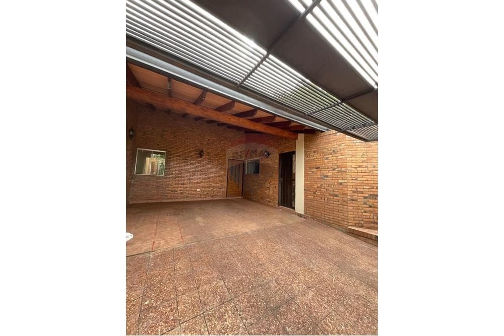 Alquilo duplex en lambare zona colegio sek