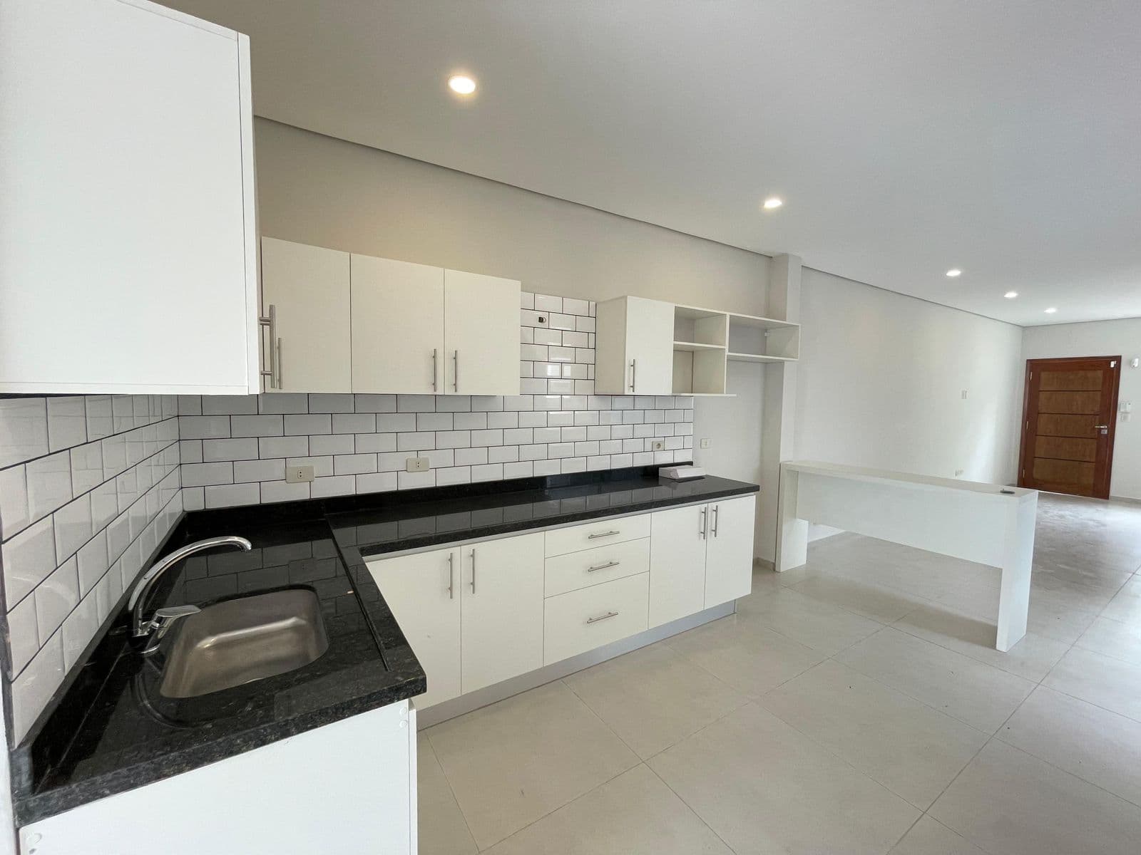 En venta casa a estrenar en lambare, foto 2