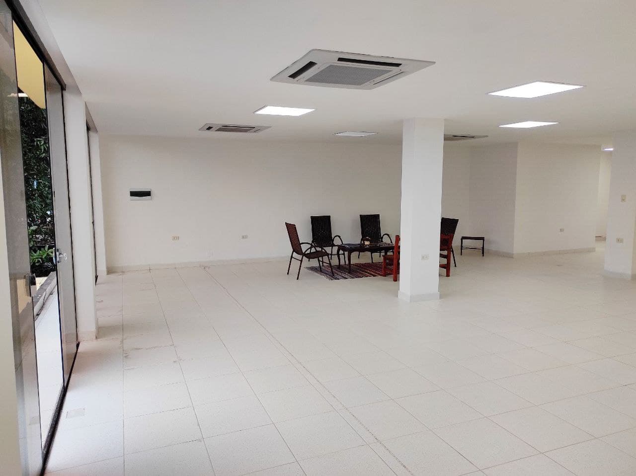 Se alquila amplio salón para uso de oficina o show room, foto 5