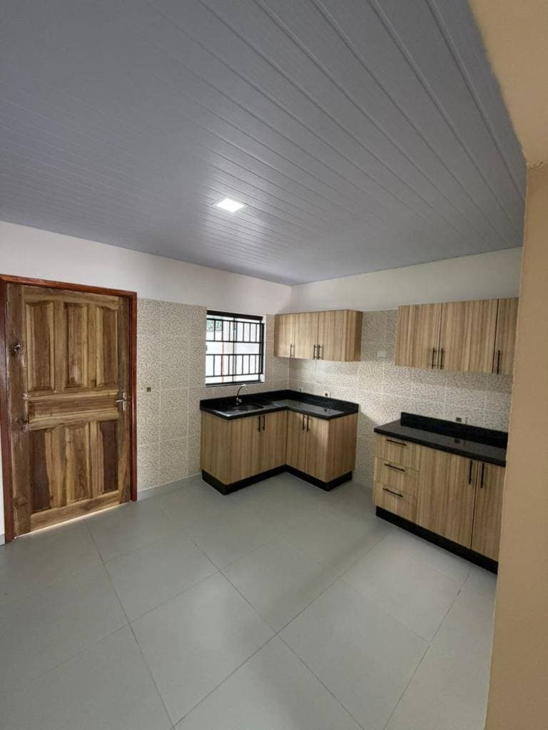 ¡Alquilo casa en Barrio Mbocayaty, Ñemby – Amplia y funcional, foto 3