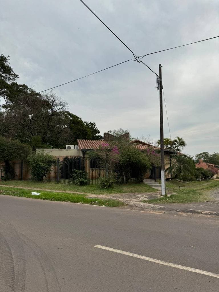 Amplia residencia en venta en lambare