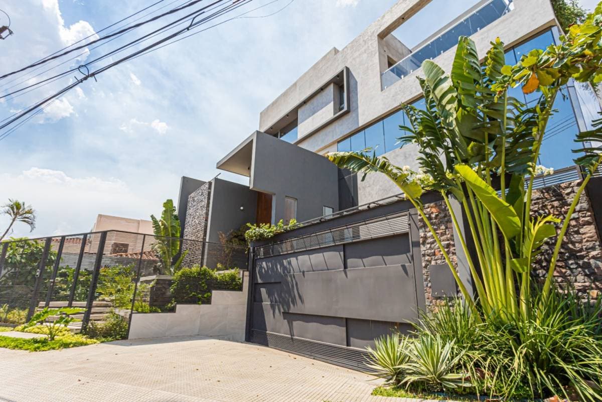 En venta moderna residencia - zona Trinidad, foto 2