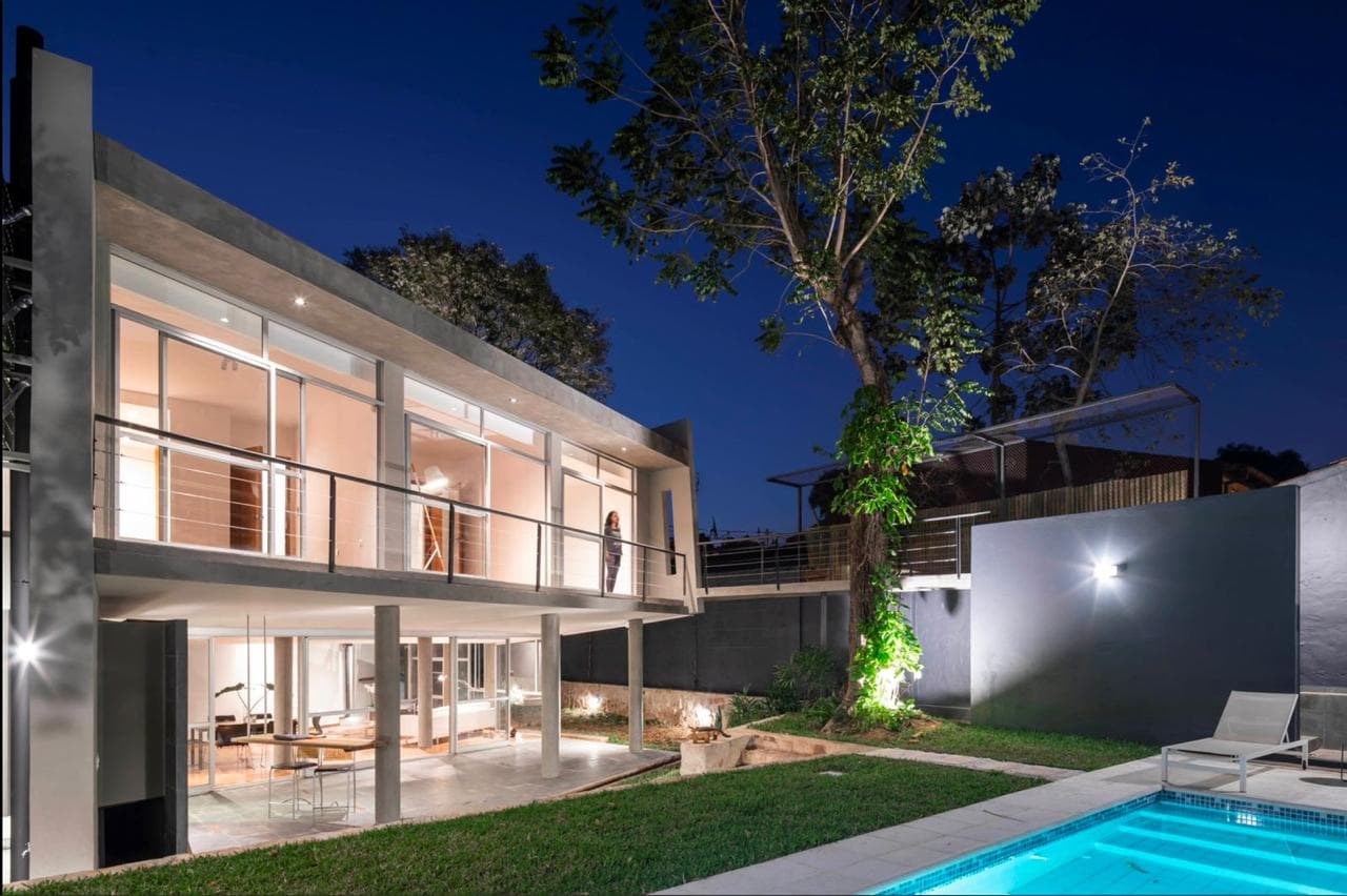 Alquilo moderna casa en mburucuyá - 4000 usd