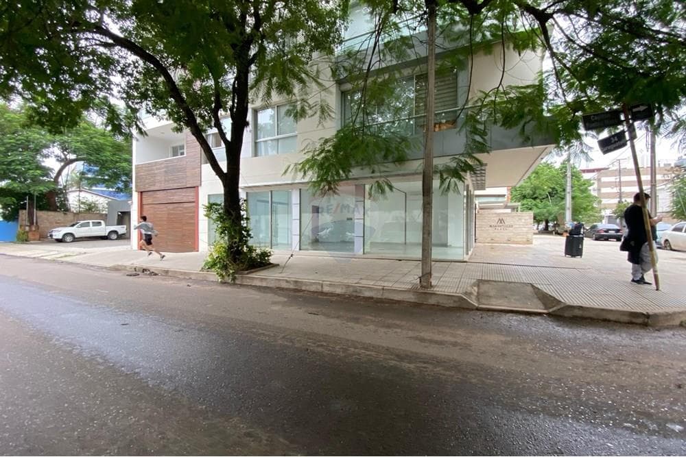 Alquilo Salon/ Showroom en esquina de 60m2, zona eje corporativo