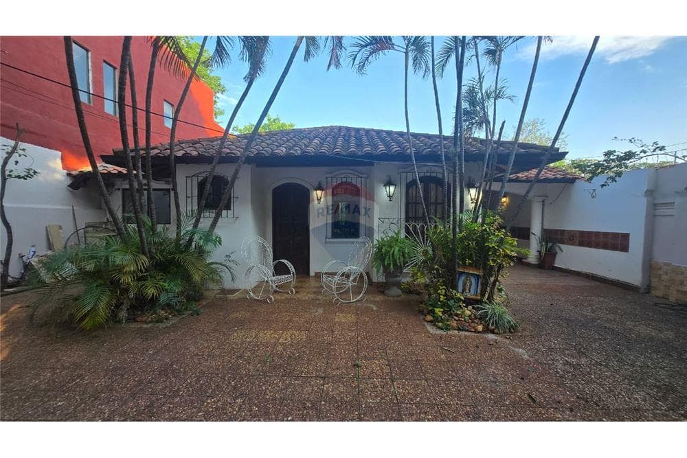 En venta amplia casa de 2 plantas estilo colonial, zona terminal de asunción