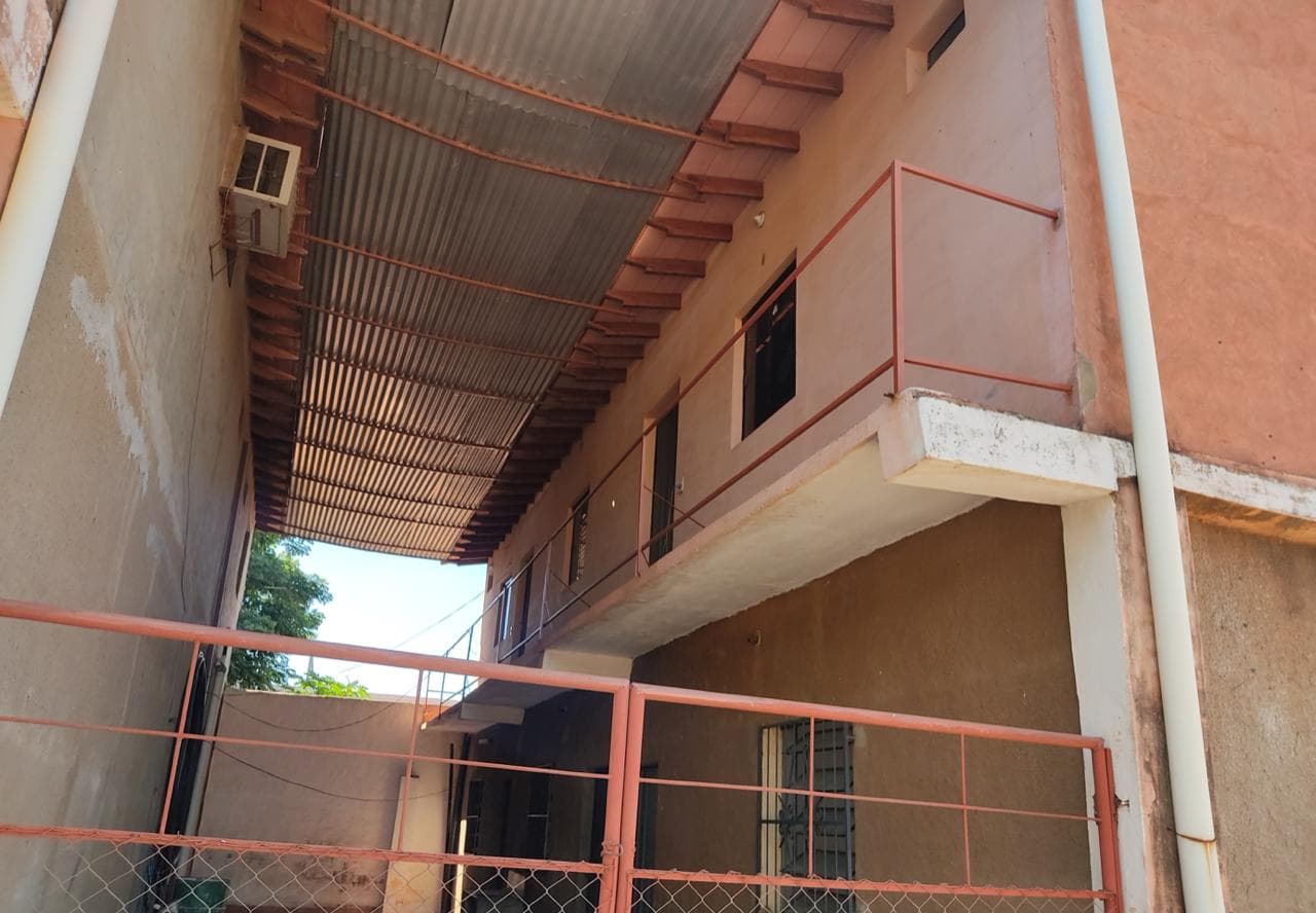 Casa y amplios salones para negocio en esquina - Ypane sobre Acceso Sur — foto 5
