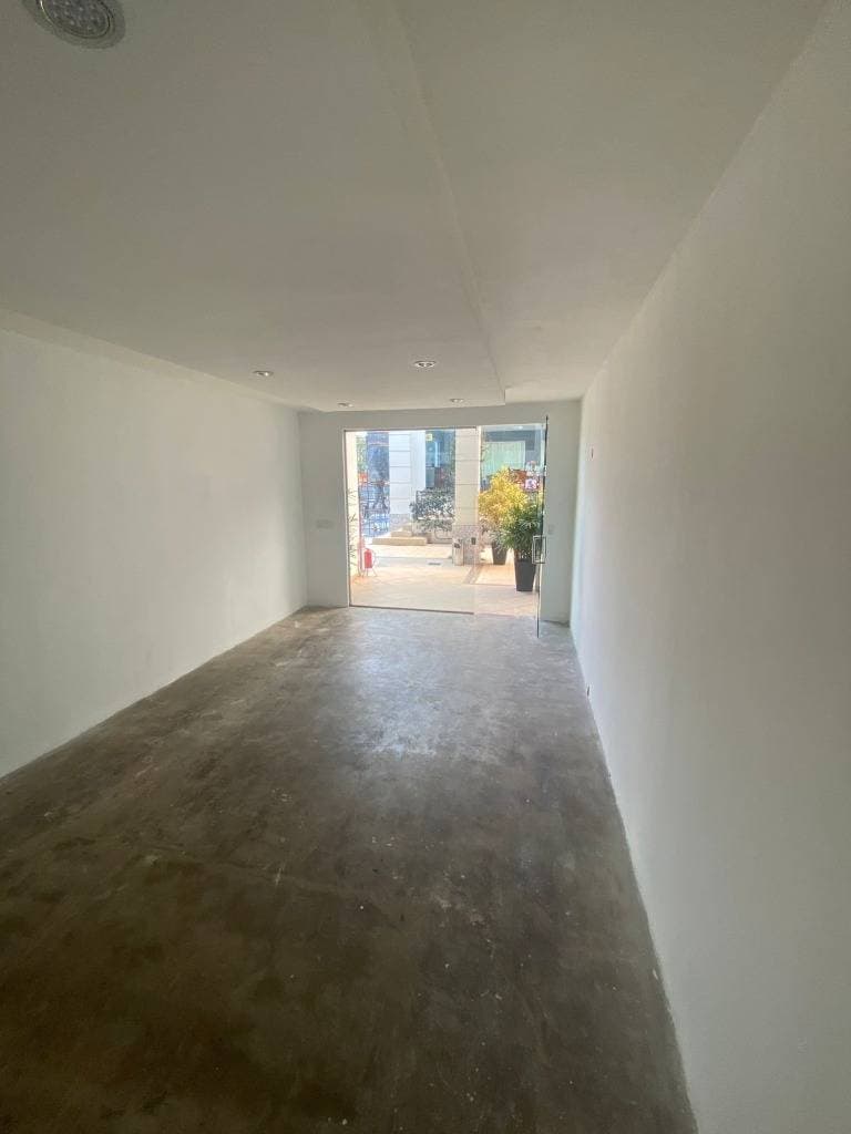 Local comercial sobre lillo - Villa Morra — foto 3
