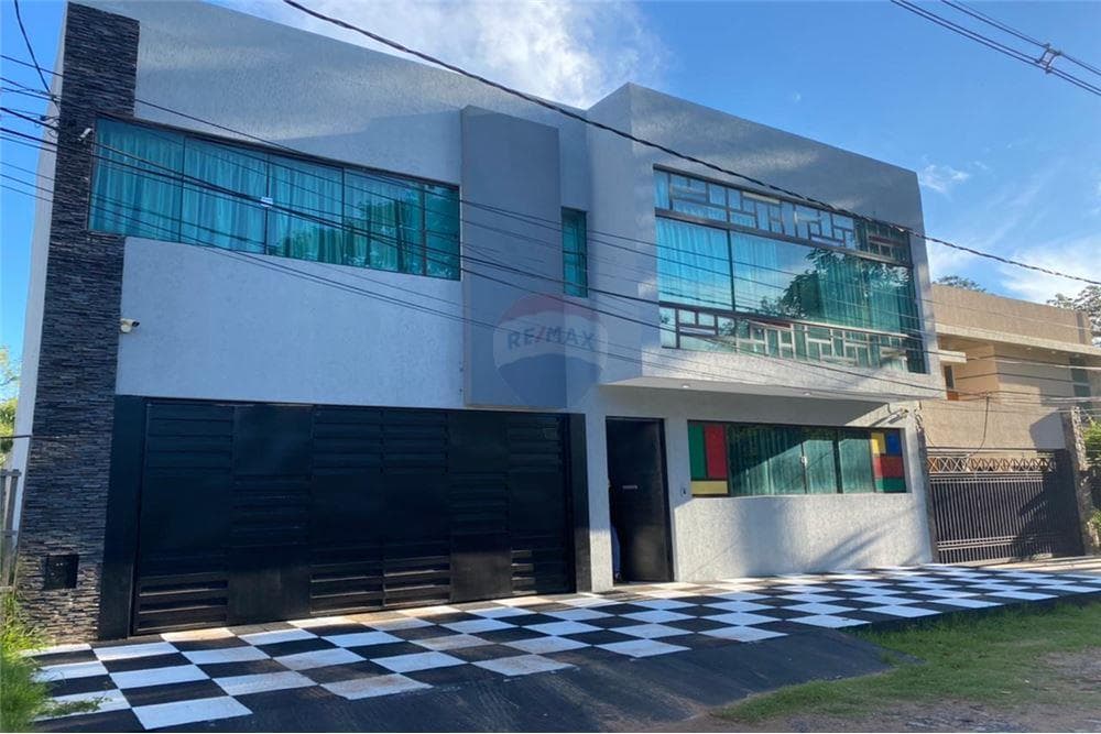 Residencia de 4 habitaciones en suite en lambare