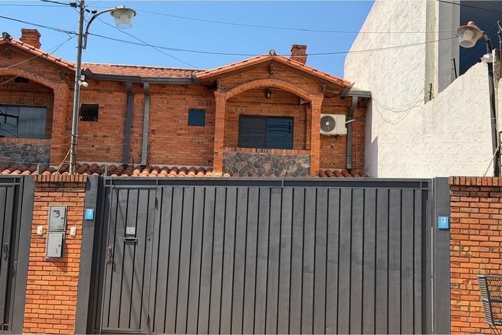 Amplio dúplex moderno en Fernando de la Mora