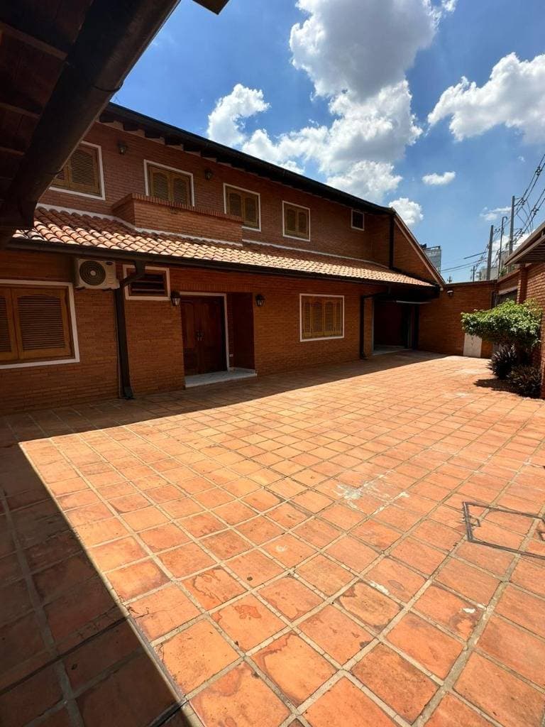 Alquilo casa con excelente ubicacion. En frente al shopping del sol