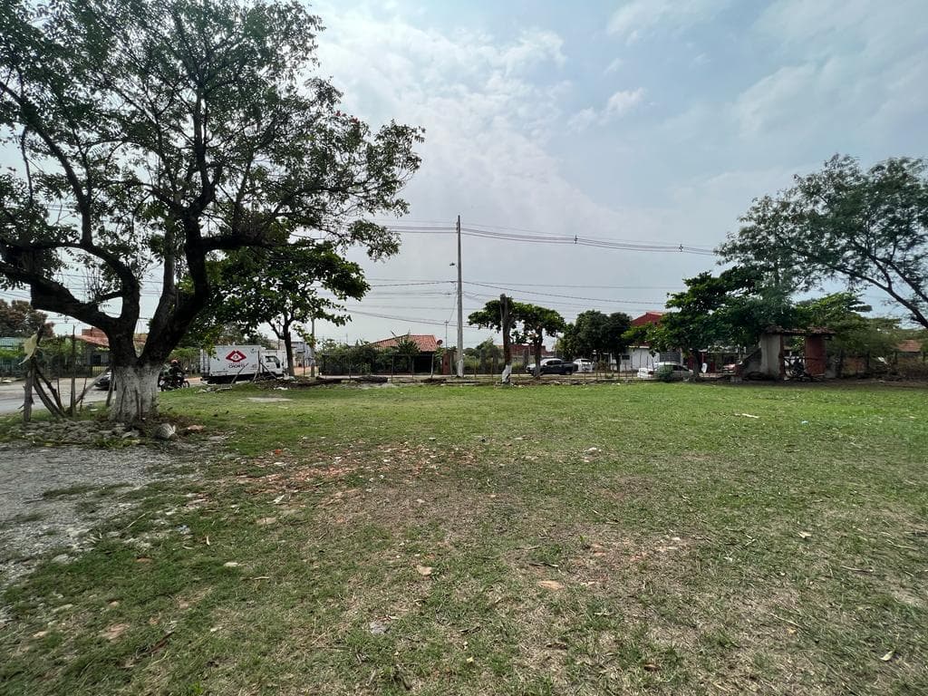 amplio terreno, al costado del Shopping M.R.A, foto 3