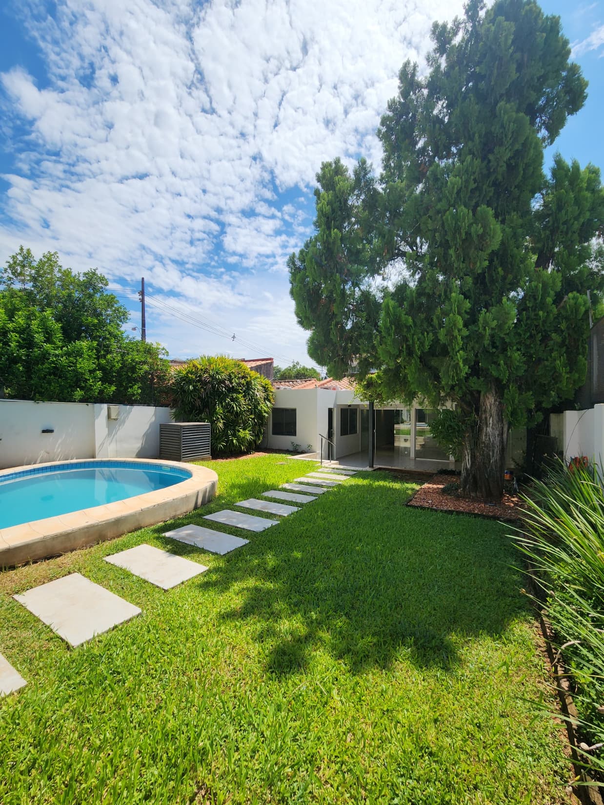 Barrio mburicao, en alquiler hermosa casa con jardín y piscina, foto 2