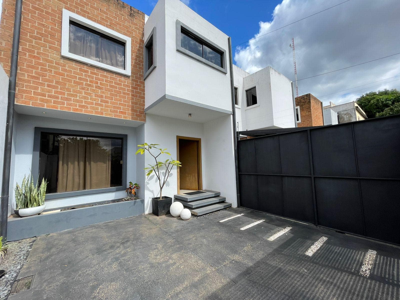 Duplex Amoblado De 3 Dormitorios Con Piscina En Barrio Las Golondrinas — foto 2