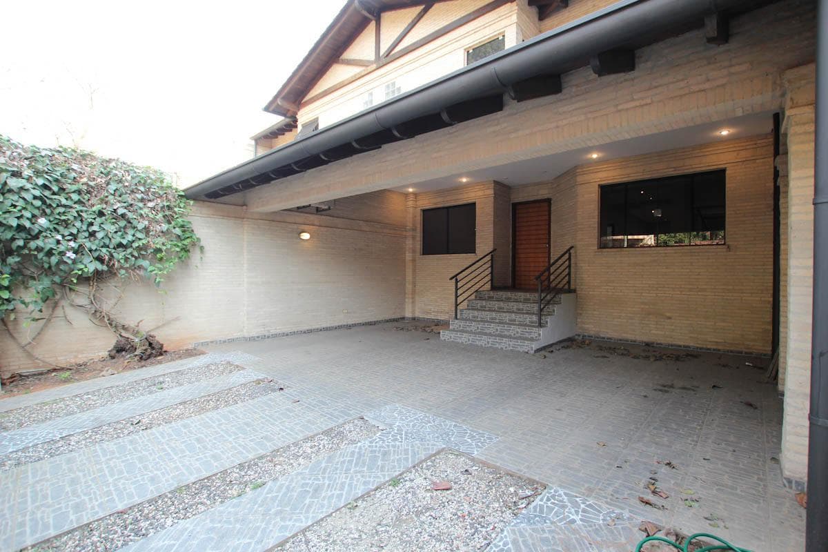 Alquilo Amplio Duplex De 3 Suites Con Escritorio Y Piscina En Barrio Villa Morra