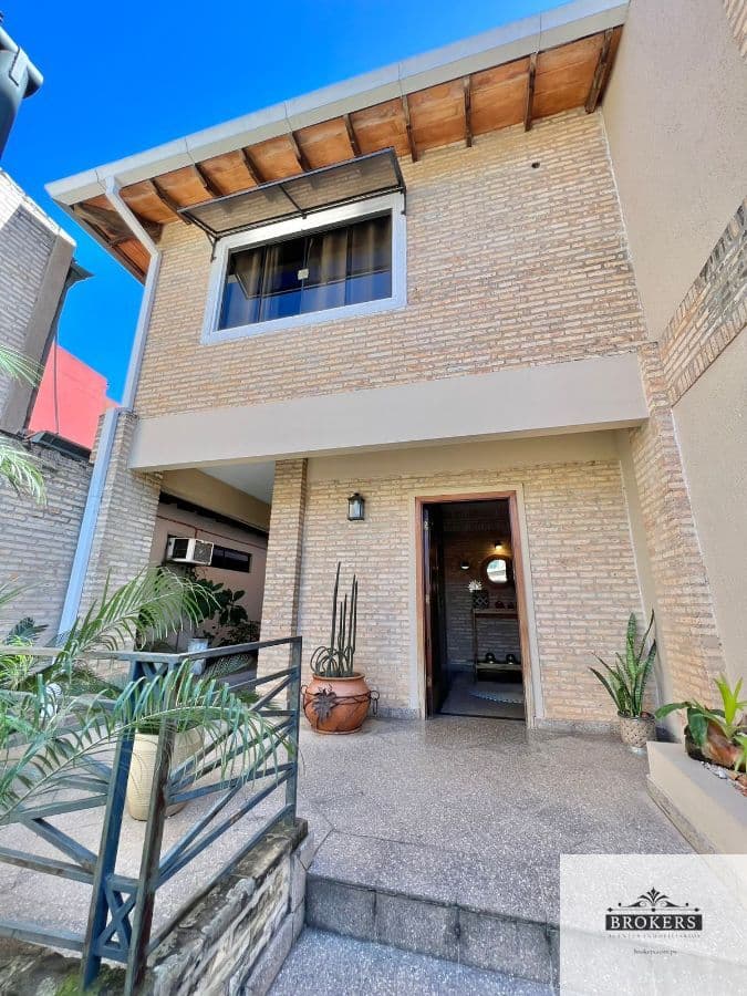 Vendo Casa Con Oficina En El Barrio Vista Alegre De Asuncion