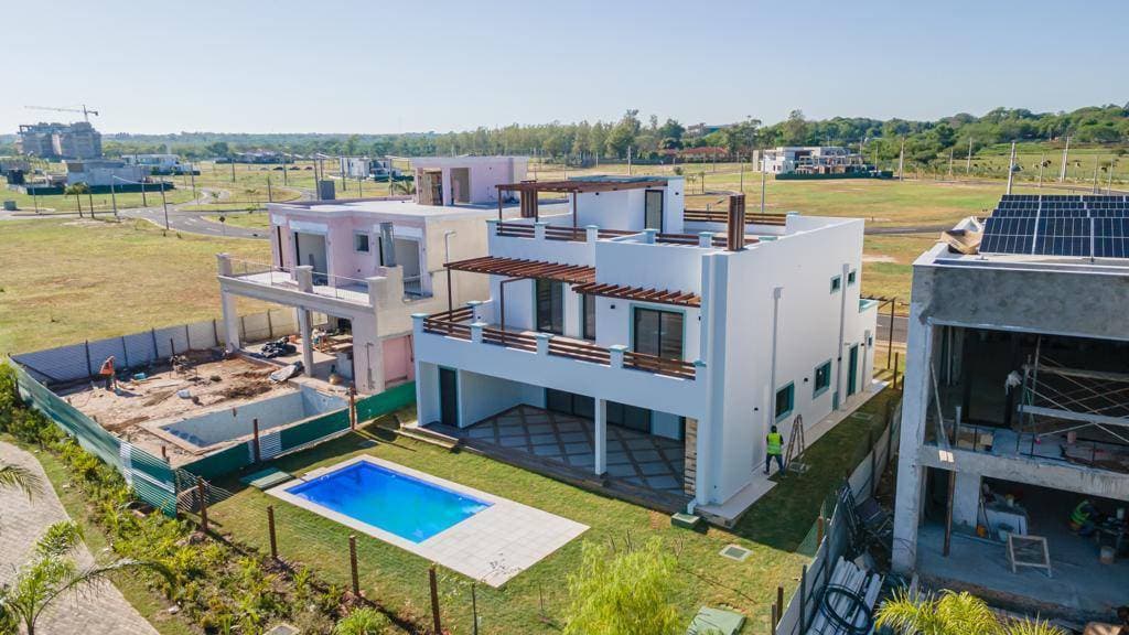 Vendo Hermosa Casa De 3 Suites Con Piscina En Condominio Zona Aeropuerto