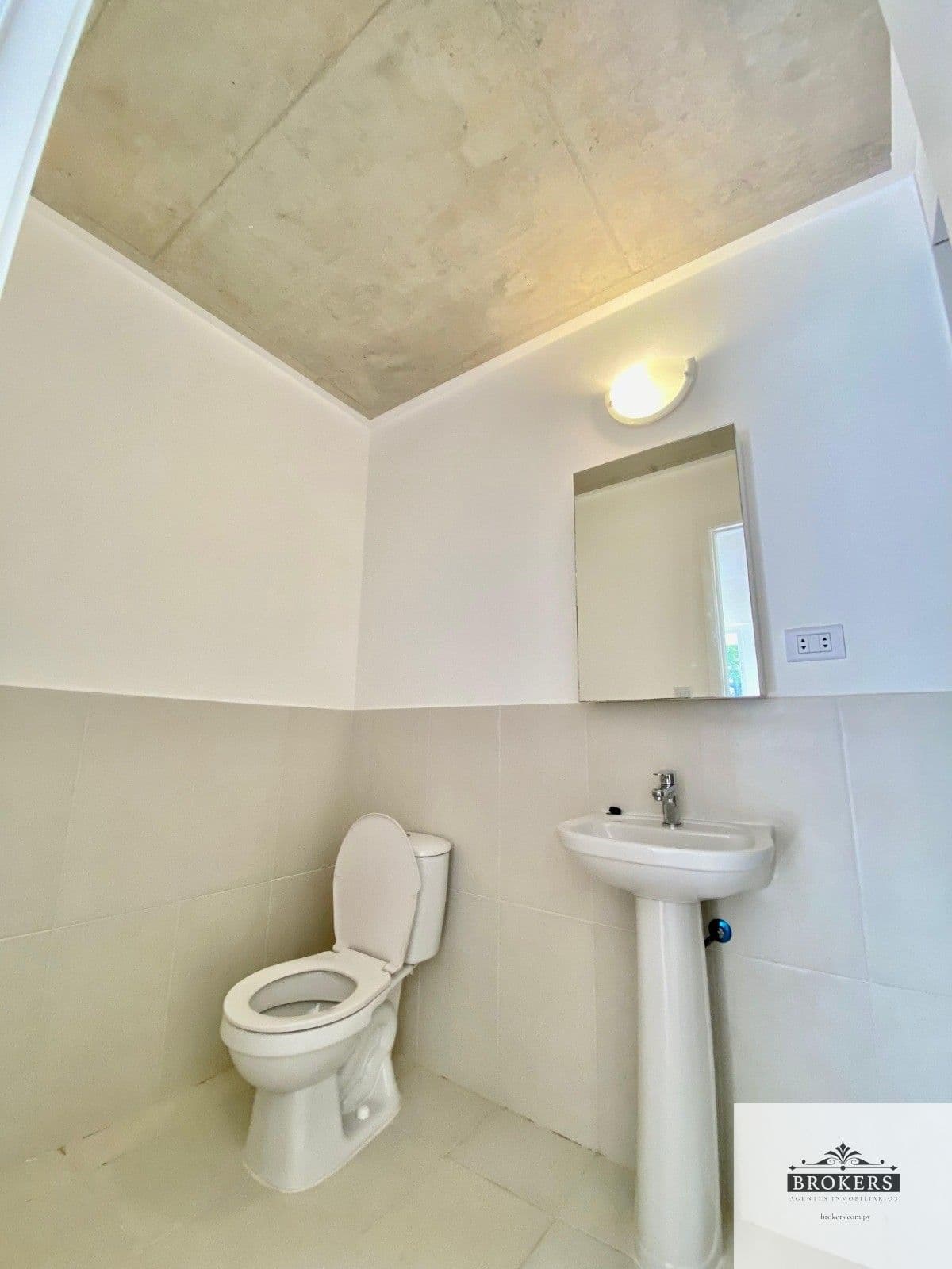 Casa De 2 Dormitorios En Condominio En Barrio Loma Merlo De Luque — foto 3