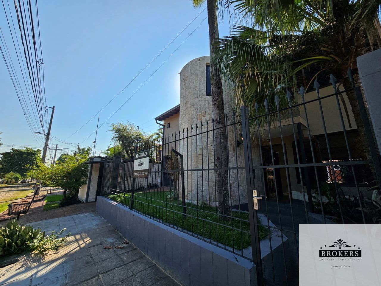 Casa De 4 Dormitorios Con Patio y Piscina En Barrio Kennedy De Lambare — foto 2