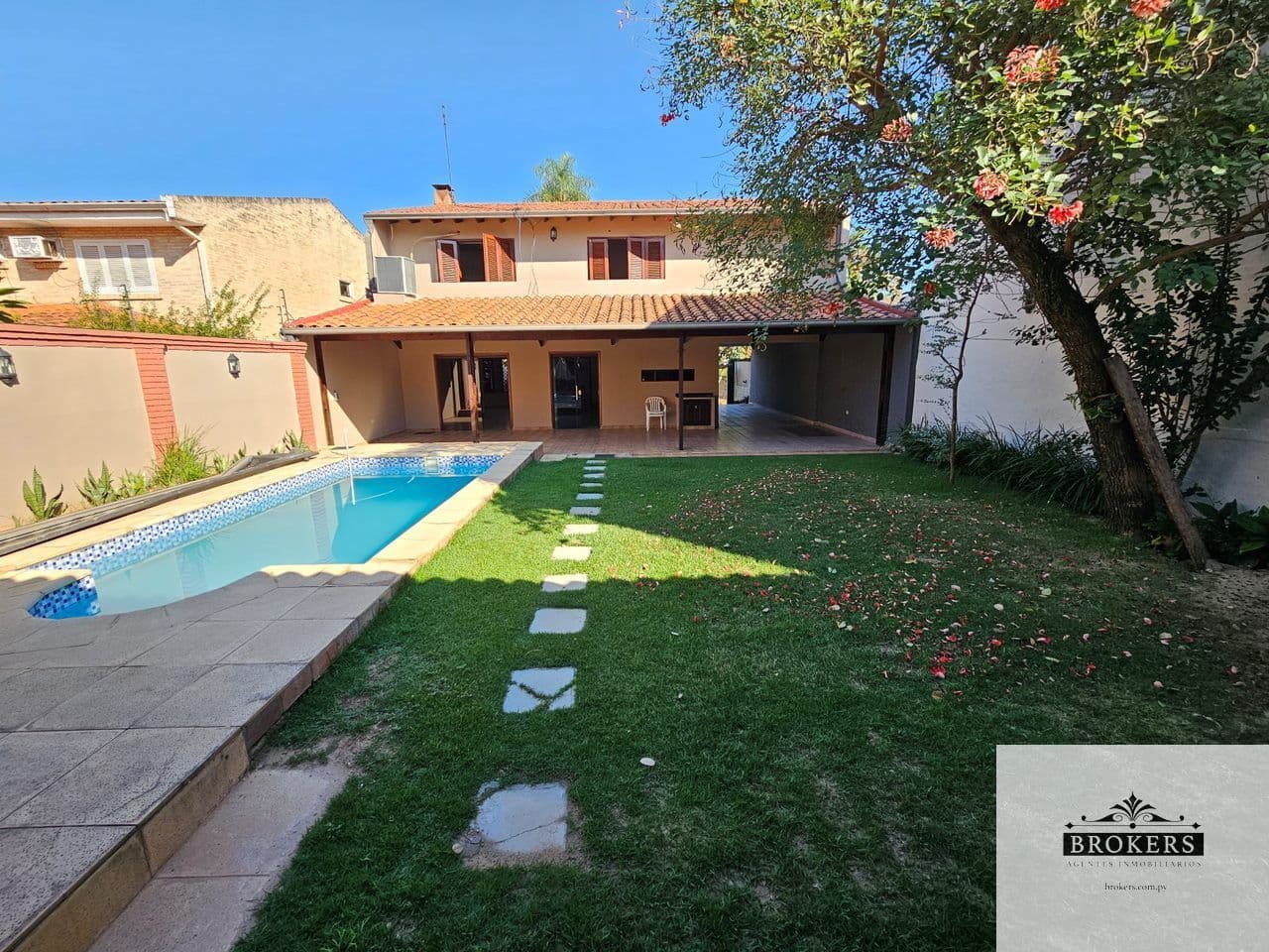 Alquilo Casa De 4 Dormitorios Con Patio y Piscina En Barrio Kennedy De Lambare
