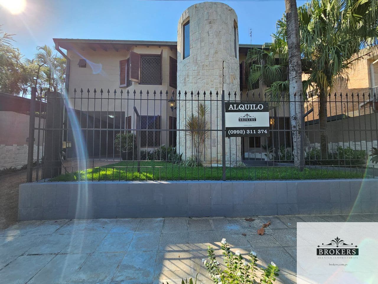 Casa De 4 Dormitorios Con Patio y Piscina En Barrio Kennedy De Lambare — foto 3