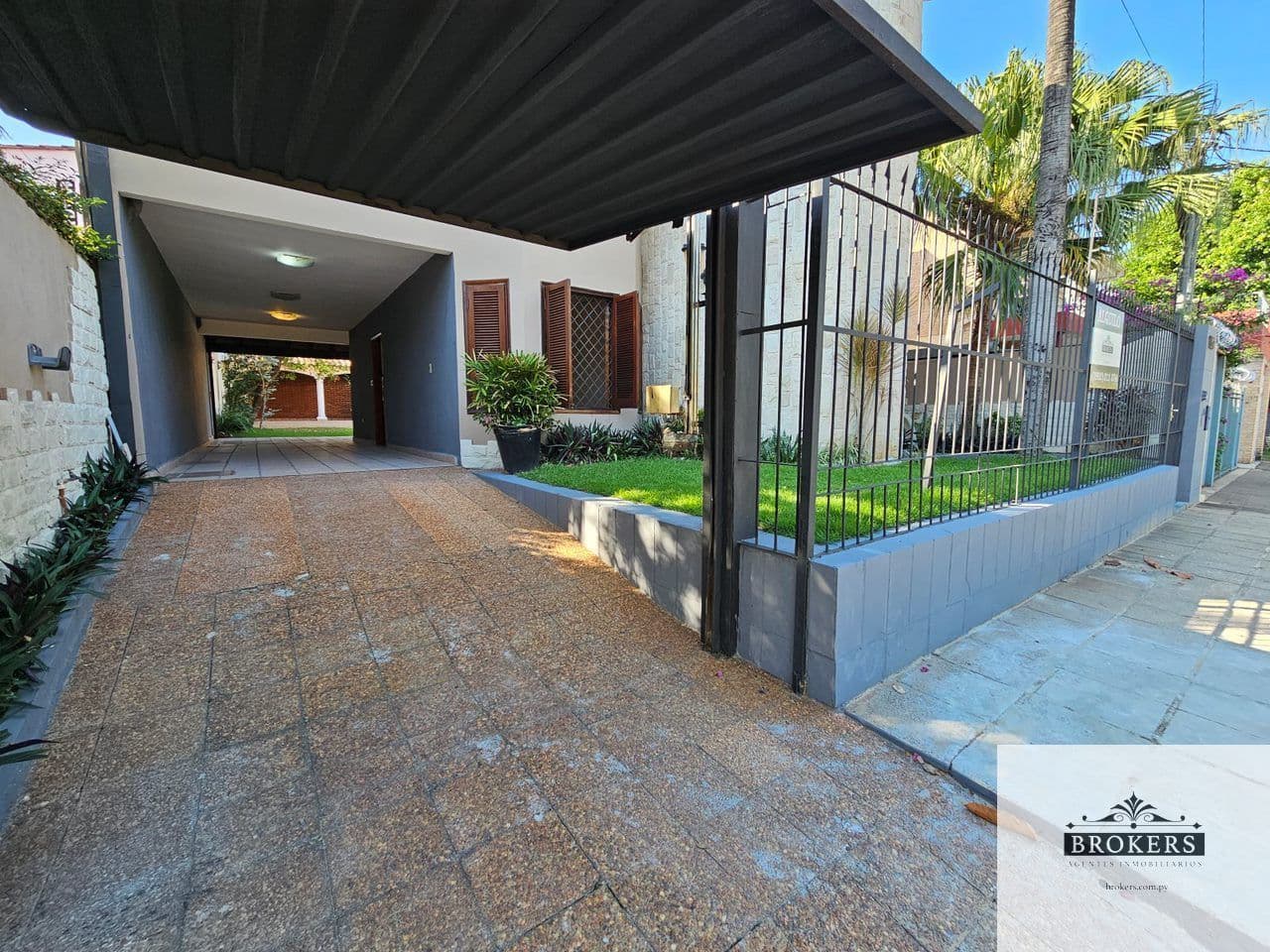 Casa De 4 Dormitorios Con Patio y Piscina En Barrio Kennedy De Lambare — foto 5