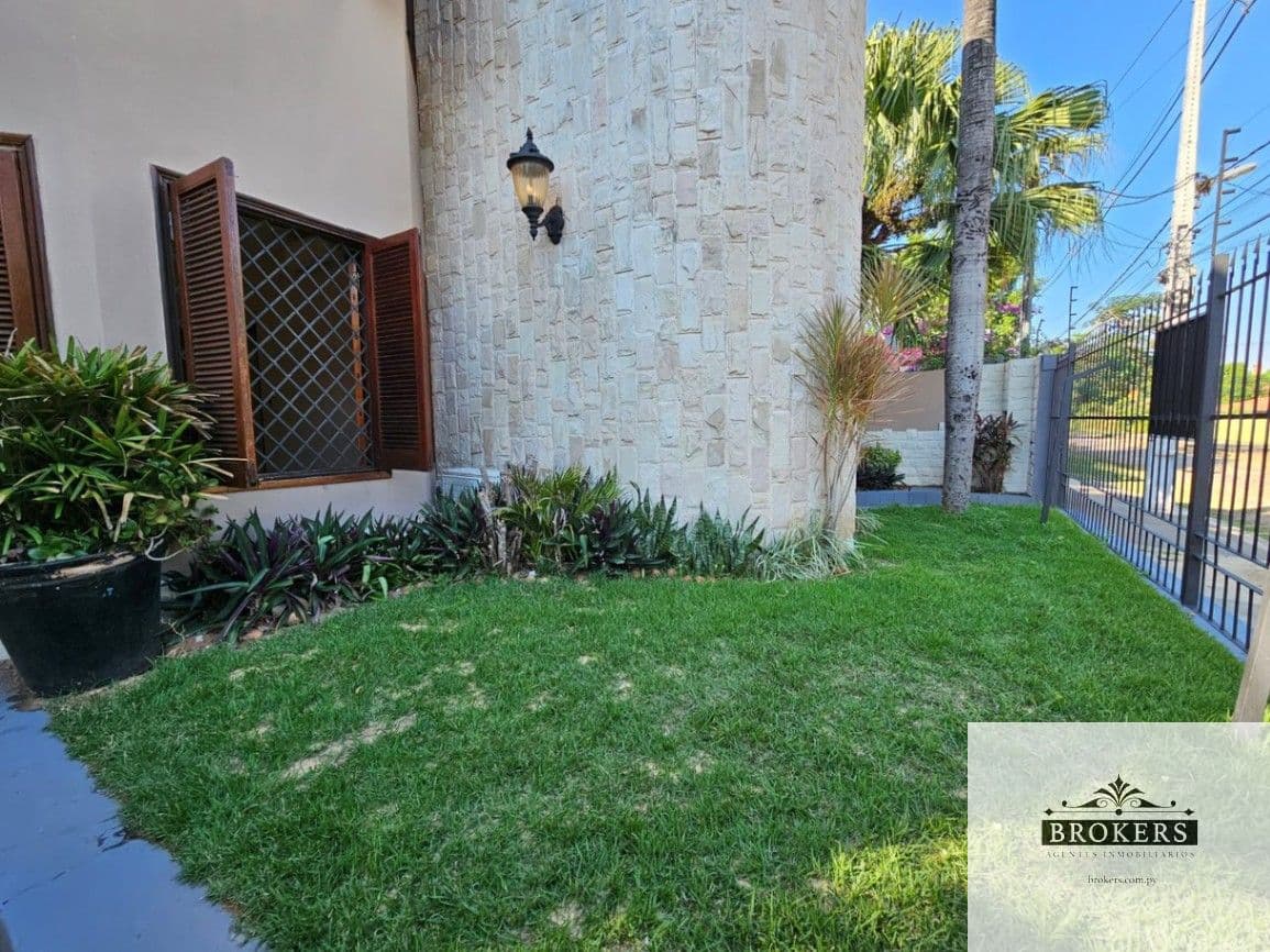 Casa De 4 Dormitorios Con Patio y Piscina En Barrio Kennedy De Lambare — foto 4